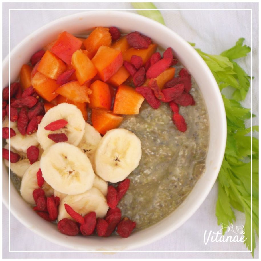 Smoothie bowl banane cèleri branche